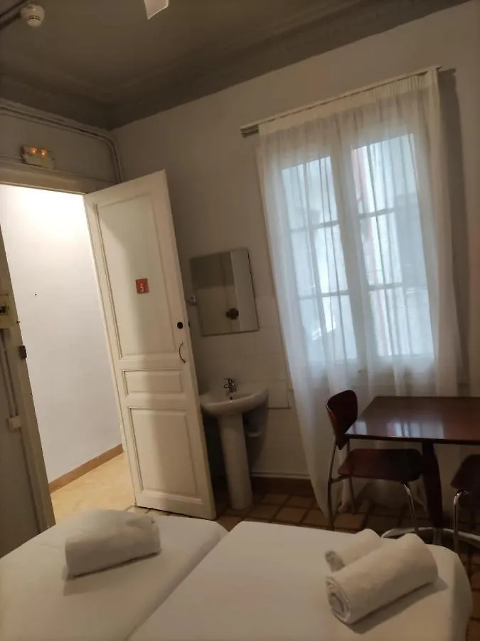 **  ברצלונה Hotel Monegal ספרד