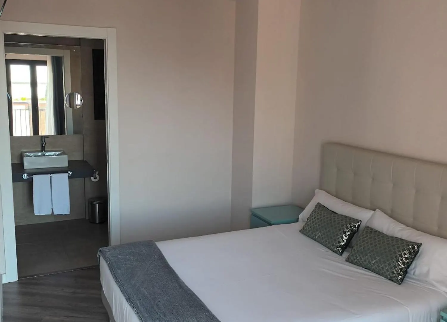 **  ברצלונה Hotel Monegal ספרד