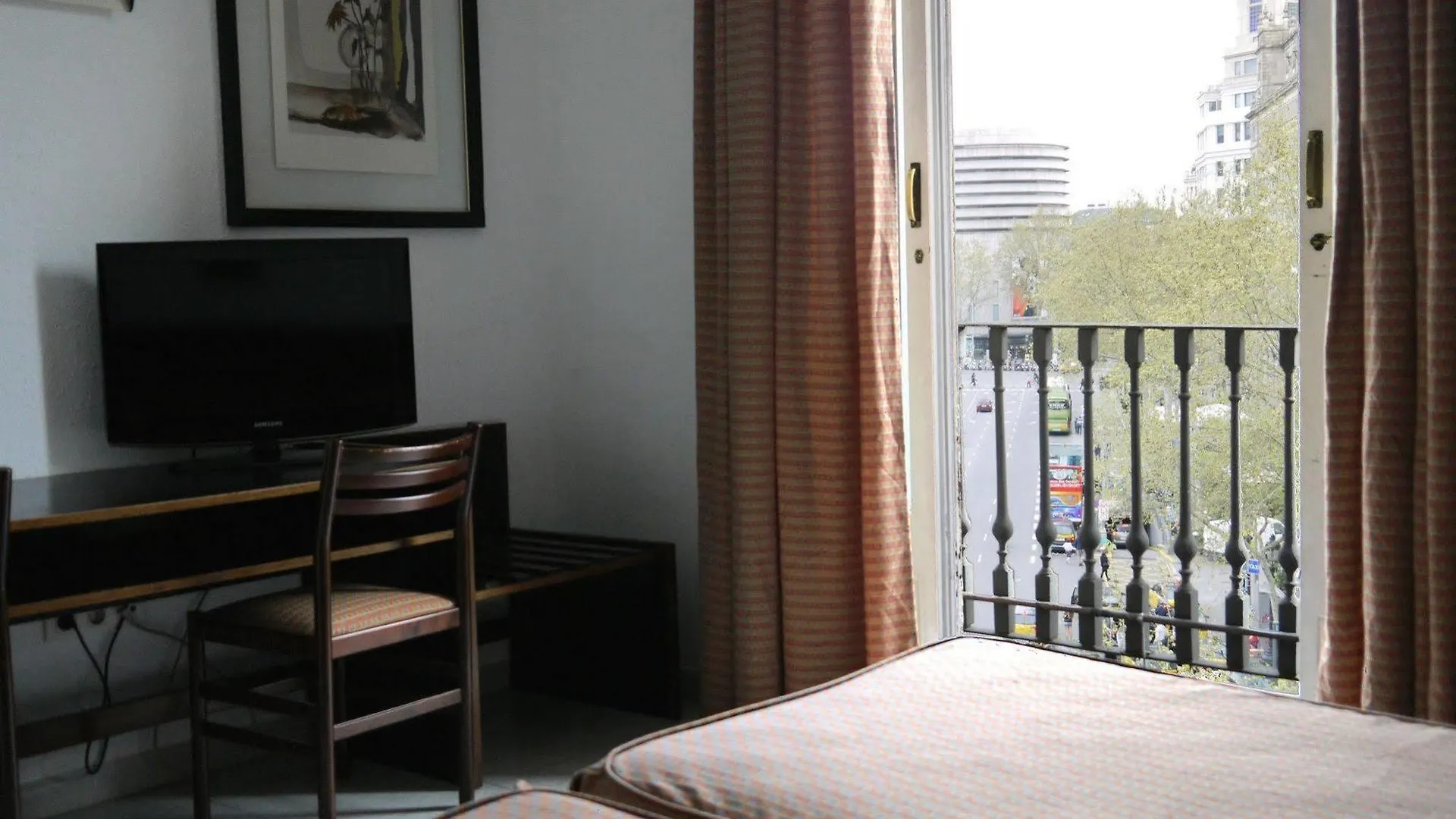 **  ברצלונה Hotel Monegal ספרד